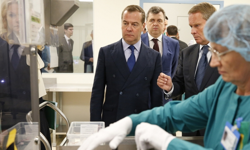 Медведев напомнил о планах перевести весь софт на российские рельсы к 2025 году