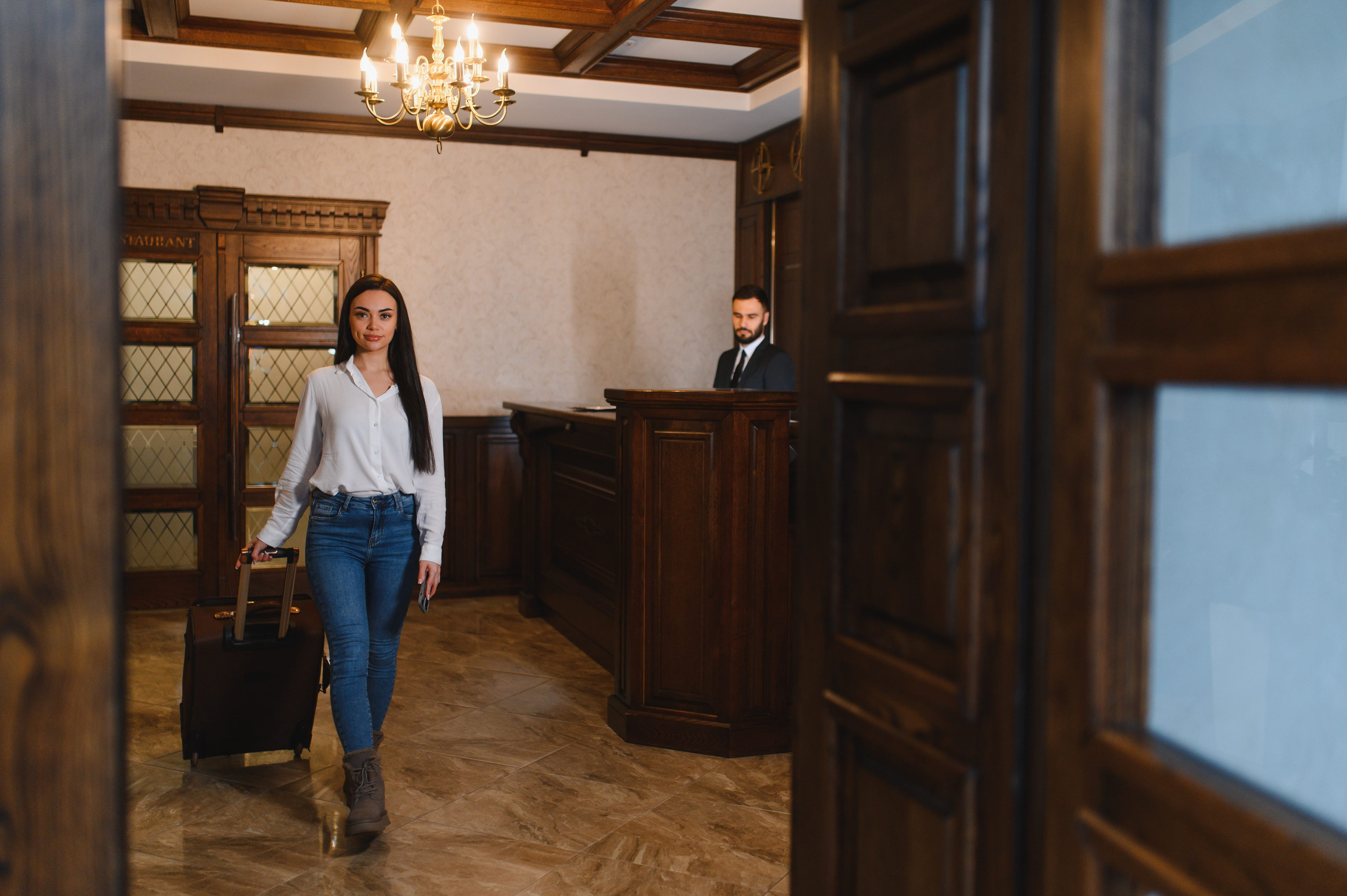 В 800 отелях России стало доступно заселение с помощью мессенджера «Макс»